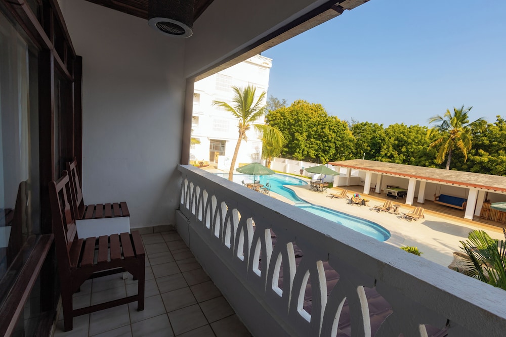 Standard Double Room, Balcony, Pool View