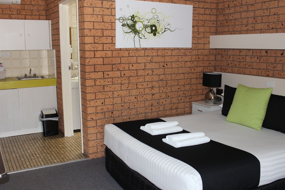 Deluxe Room, 1 Queen Bed, Kitchenette photo 2