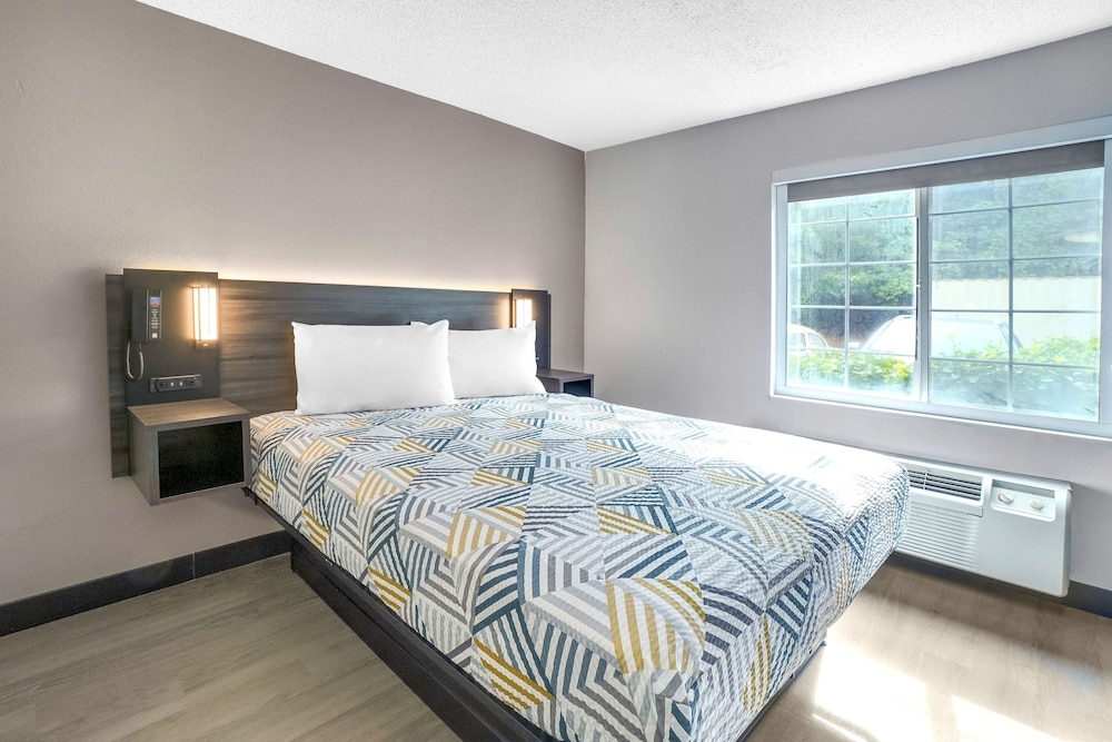 Standard Room, 1 Queen Bed, Non Smoking, Kitchenette - Photo 2
