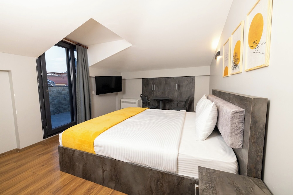 Elite Room, 1 King Bed photo 3