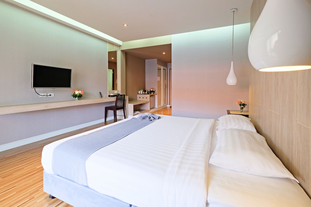 Deluxe Room, 1 King Bed - Photo 3
