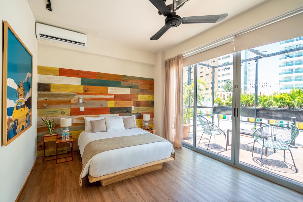 Standard Room, 1 Queen Bed photo 2