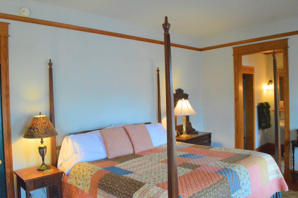 Classic Single Room, 1 King Bed, Private Bathroom, Bay View photo 2