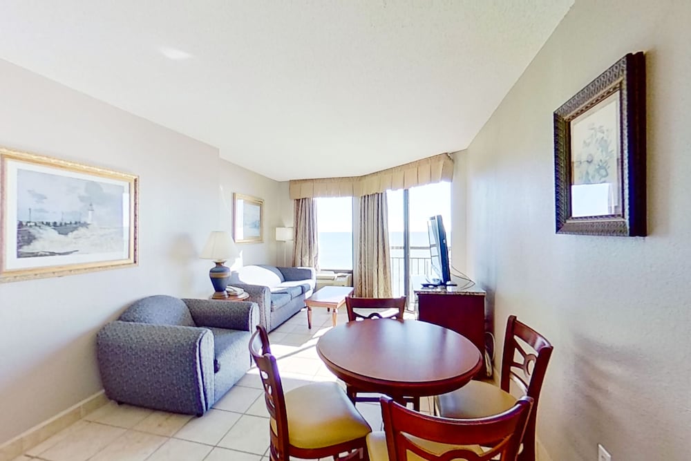 Suite, 1 Bedroom (Oceanfront 1 King) photo 2