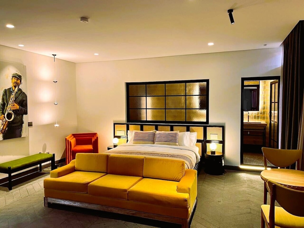 Suite, 1 King Bed, Balcony, City View