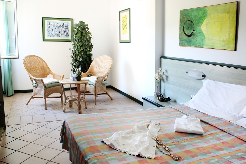 Standard Double or Twin Room - Photo 8
