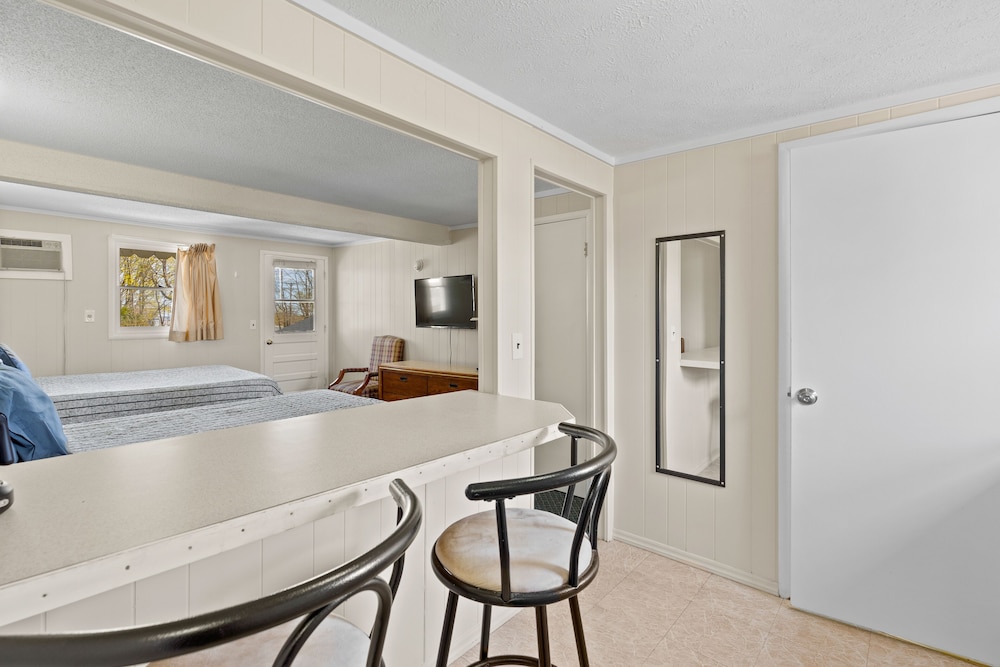 Room with 2 Double Beds and Kitchenette photo 3