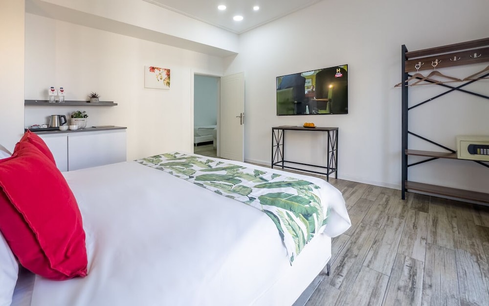 Family Room, 3 Bedrooms, Balcony photo 3