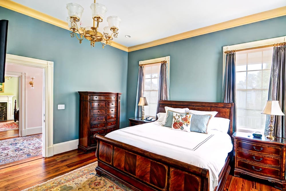 Classic Room, 1 King Bed (Luxury Room 1 (Rachel))