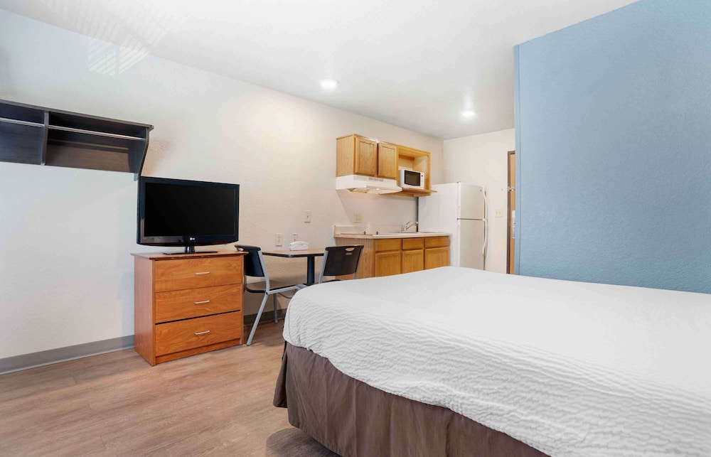 Standard Studio, 1 Double Bed, Non Smoking, Refrigerator & Microwave photo 3