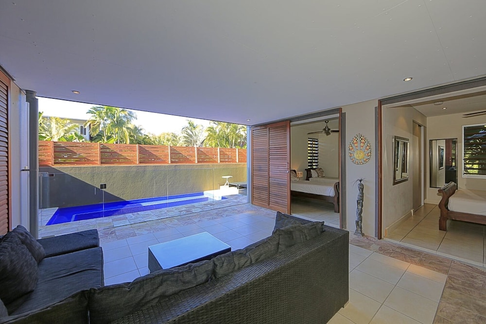 Three Bedroom Beach Home Apartment with Pool