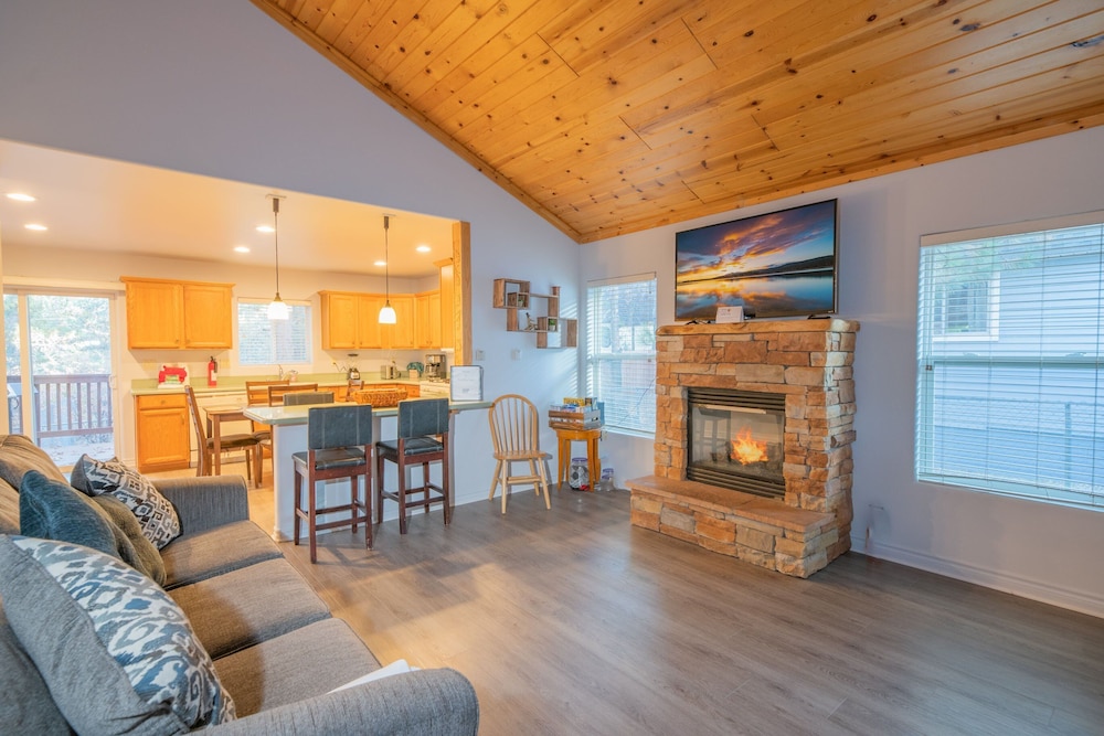 Cabin, Multiple Beds, Patio, Mountain View photo 1