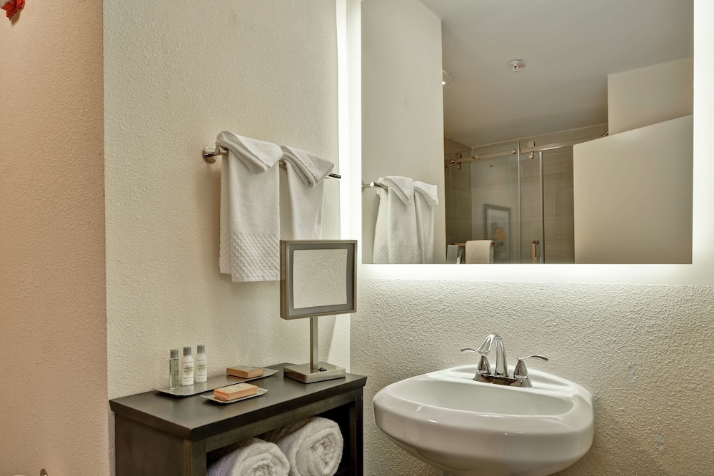 Studio Suite, 1 King Bed, Accessible, Bathtub (Mobility & Hearing) photo 2