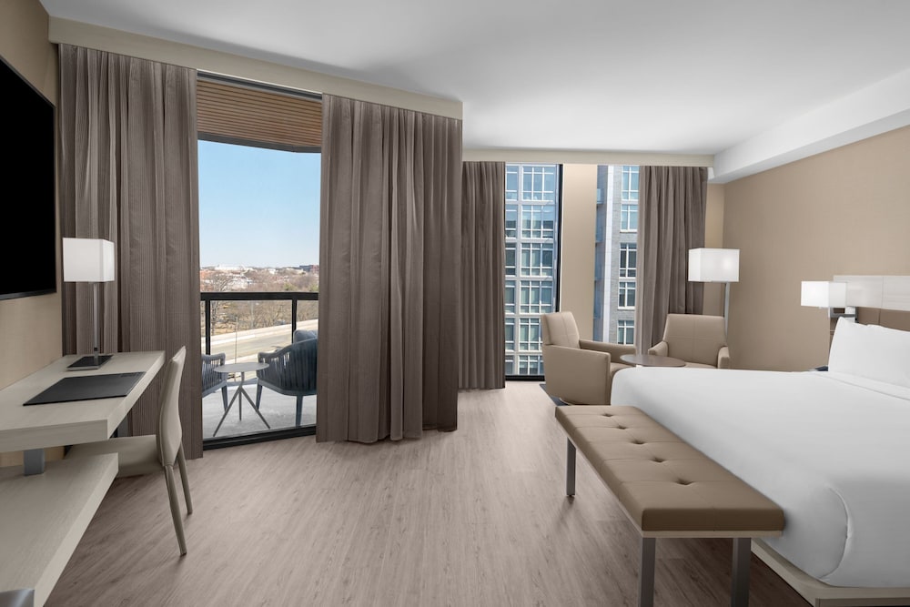 Room, 1 King Bed with Sofa bed (Mobility Accessible, Tub) - Photo 4