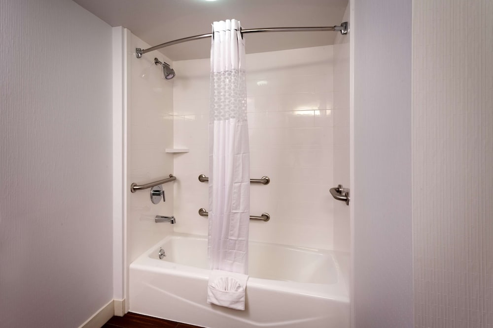 Suite, 1 Bedroom, Accessible, Bathtub - Photo 7