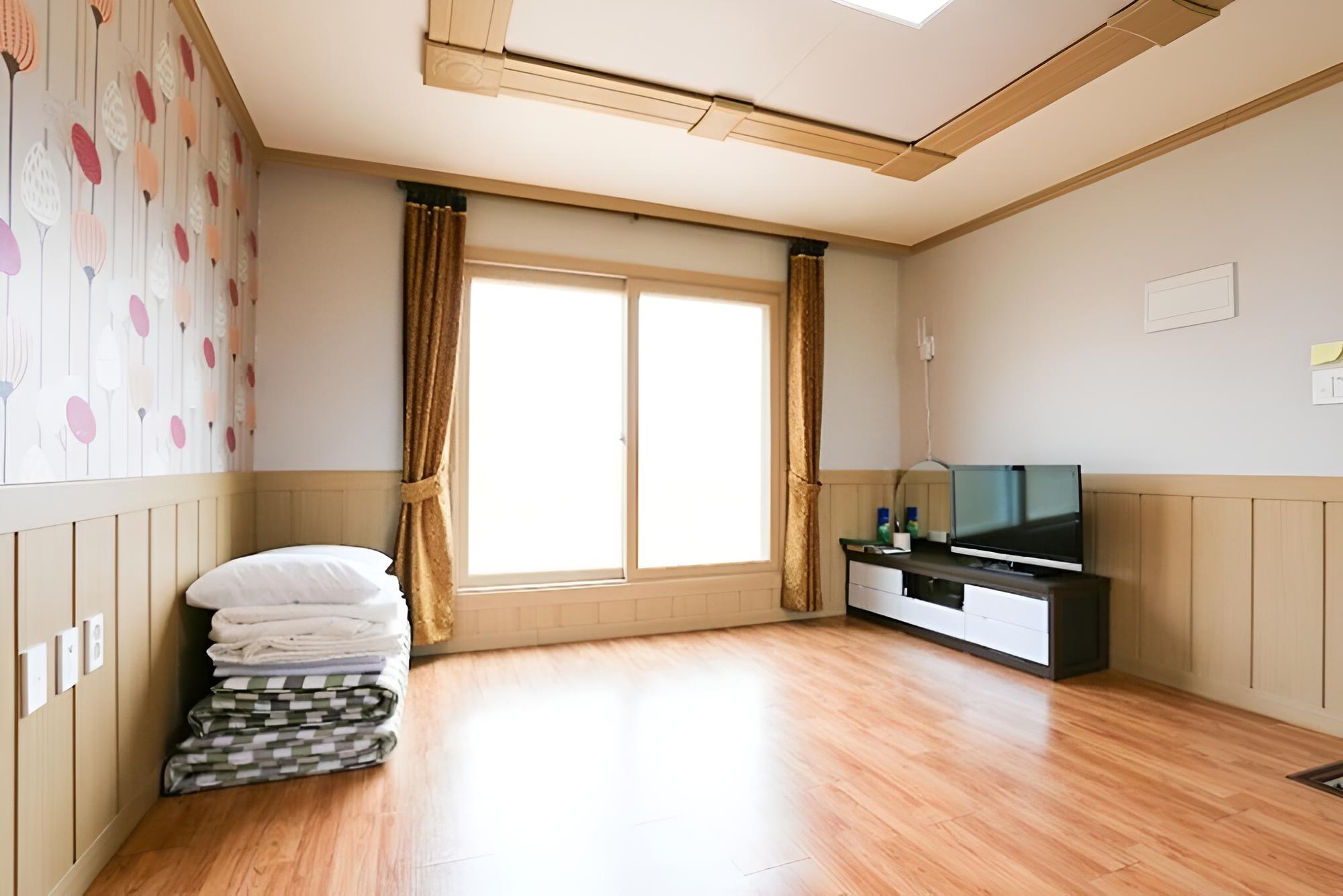 Room (Room 106)