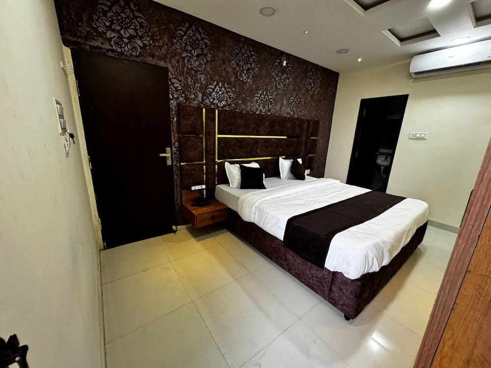 Deluxe Room - Photo 6