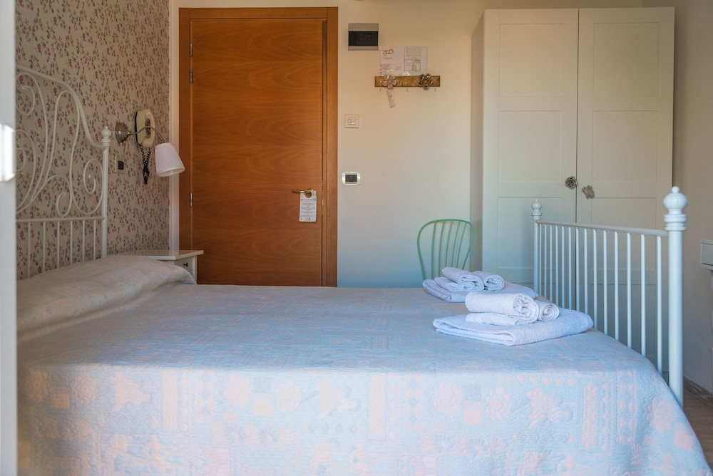 Economy Triple Room photo 1