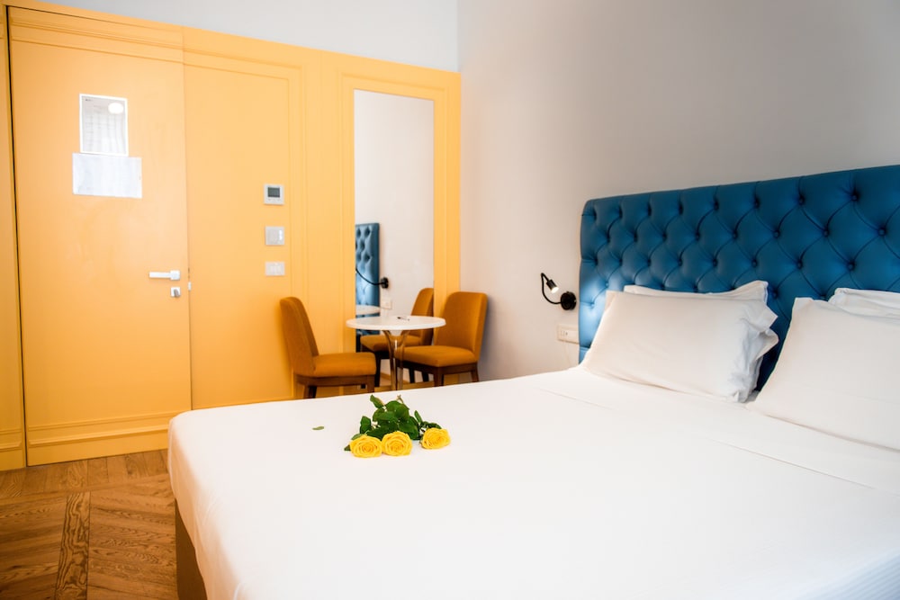 Deluxe Room thumbnail 6