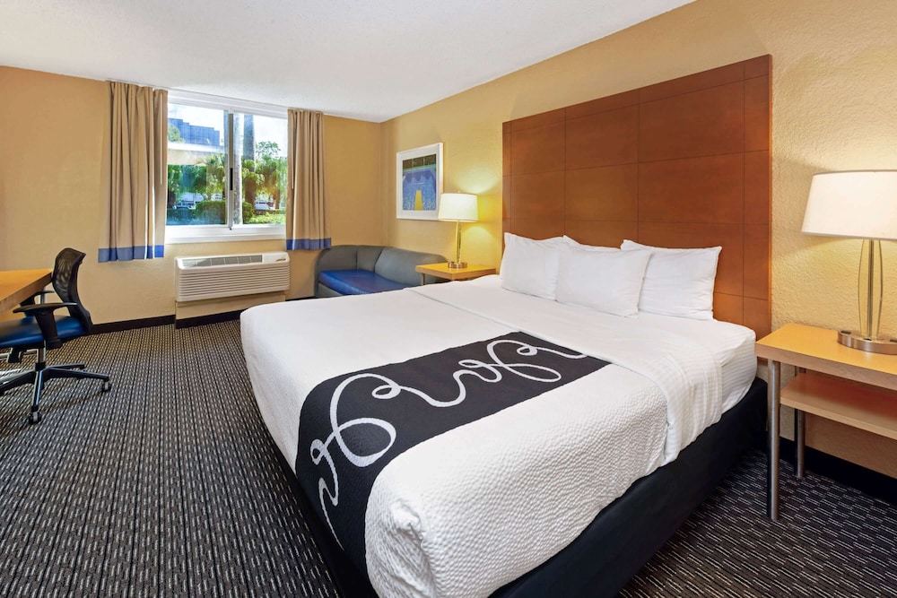 Deluxe Room, 1 King Bed, Non Smoking - Photo 2