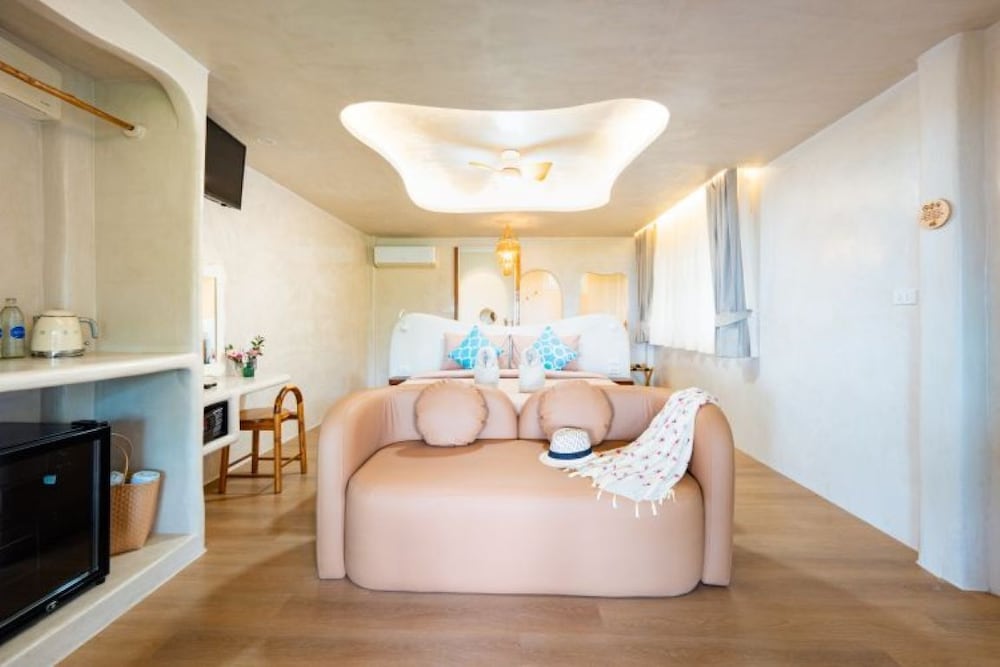 Superior Studio, 1 King Bed photo 3