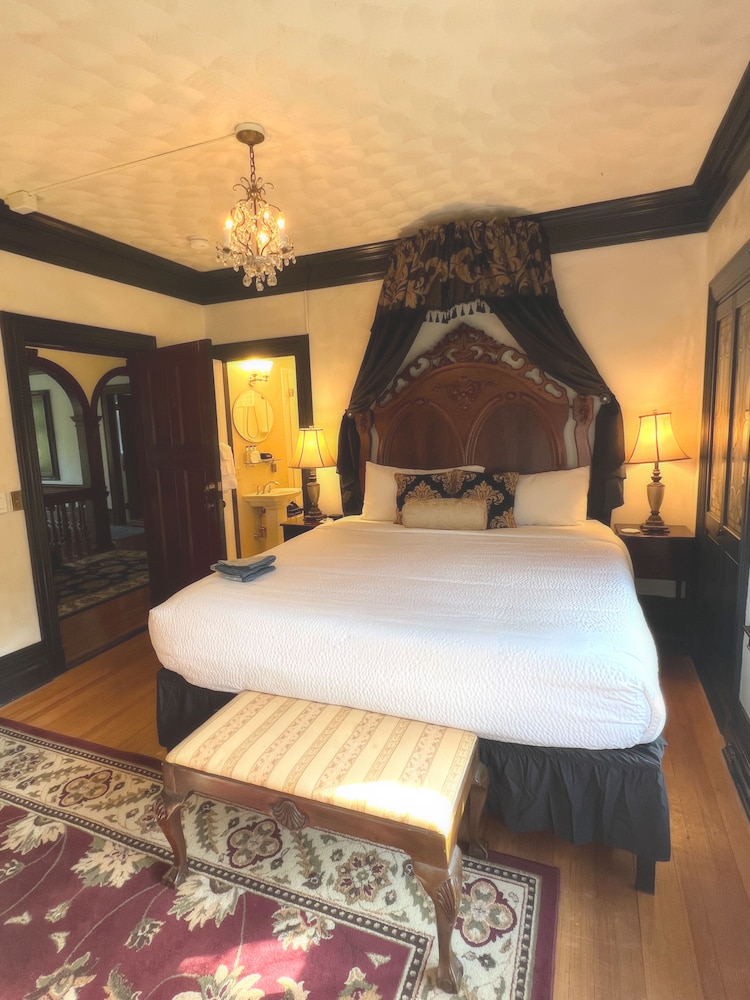 Premium Suite, 1 King Bed, Private Bathroom, Garden View photo 1