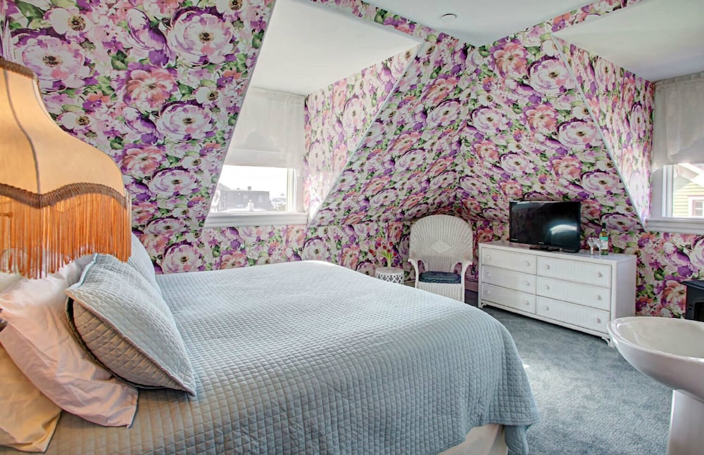 Deluxe Room, 1 King Bed, Non Smoking photo 1