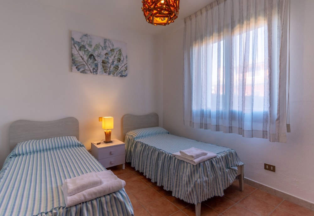 Family House, Multiple Beds, 2 Bathrooms, Garden Area (Albarella V4 6) photo 1