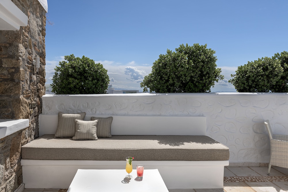 Dreamy Honeymoon Suite with Outdoor Hot Tub, Sea View - Photo 11