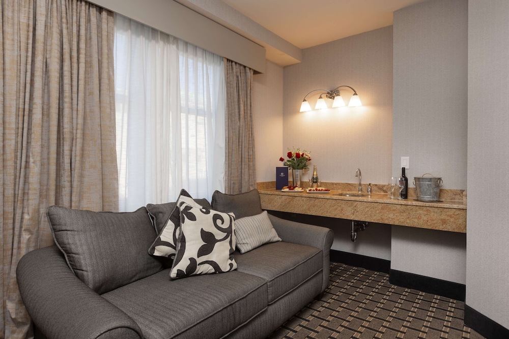 Suite, 1 King Bed, Non Smoking - Photo 5