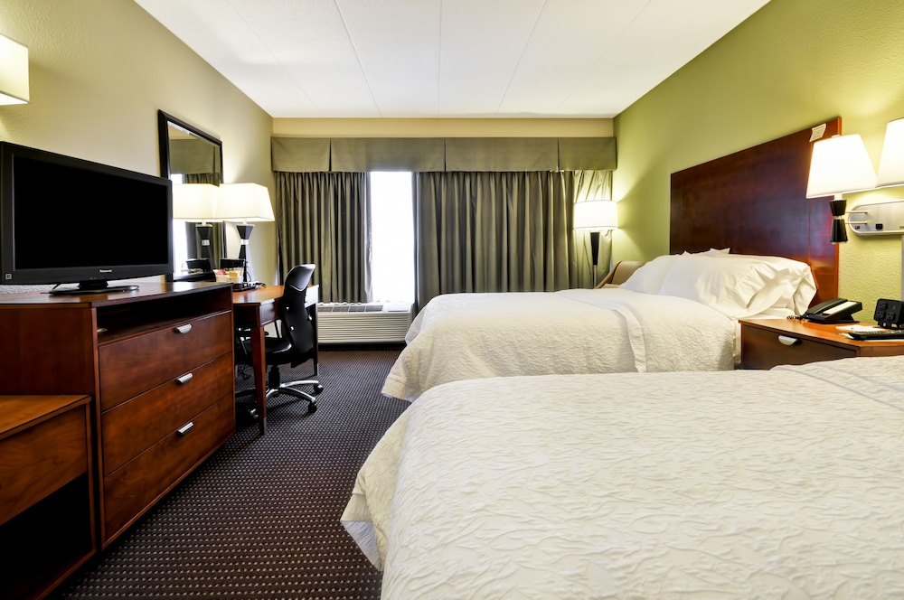 Room, 2 Queen Beds, Refrigerator & Microwave - Photo 2