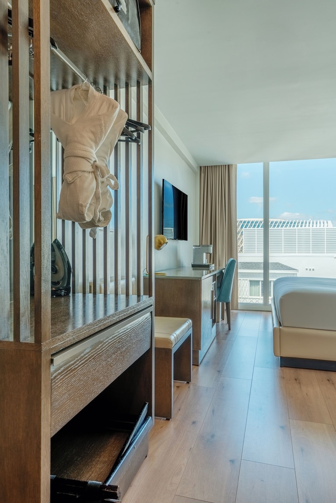 Premium Room, 1 King Bed, Balcony, Courtyard View - Photo 5