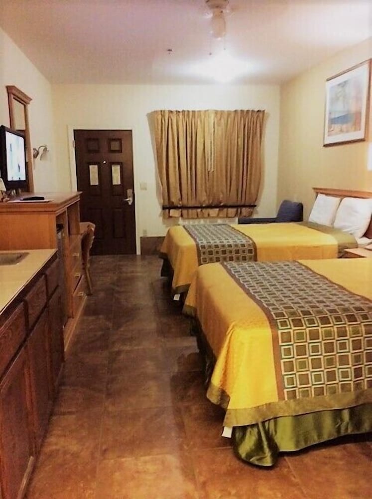 Deluxe Room, 2 Queen Beds, Smoking - Photo 2