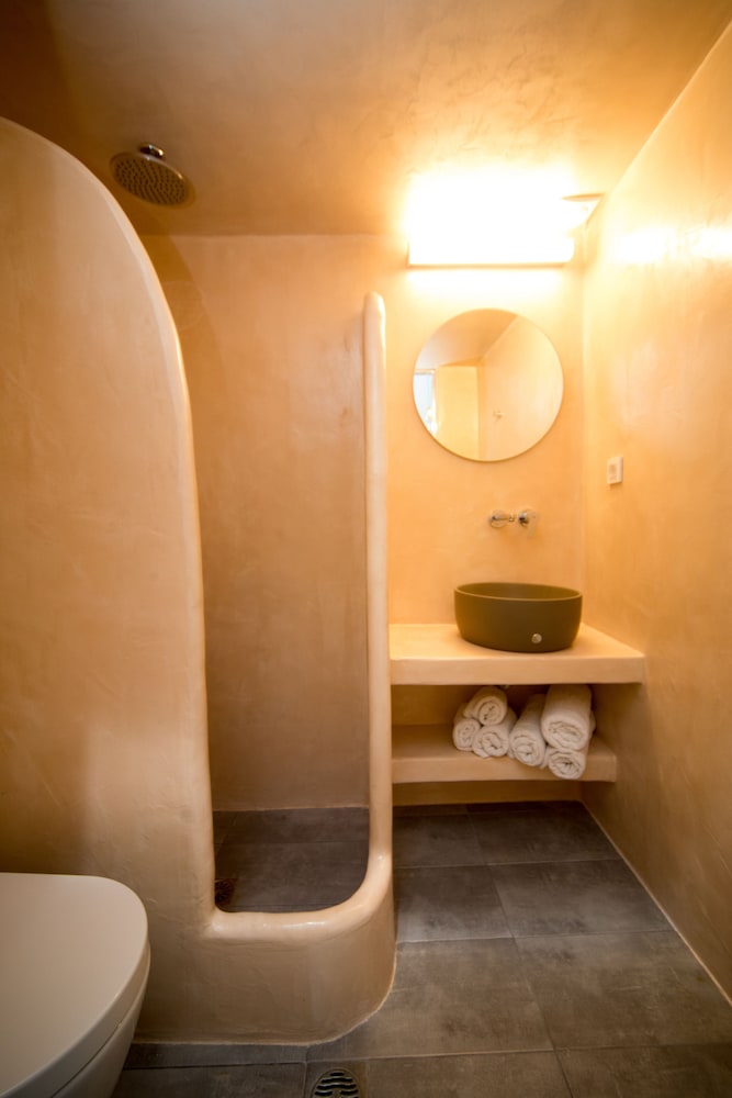 Studio, 1 Bedroom - Photo 2