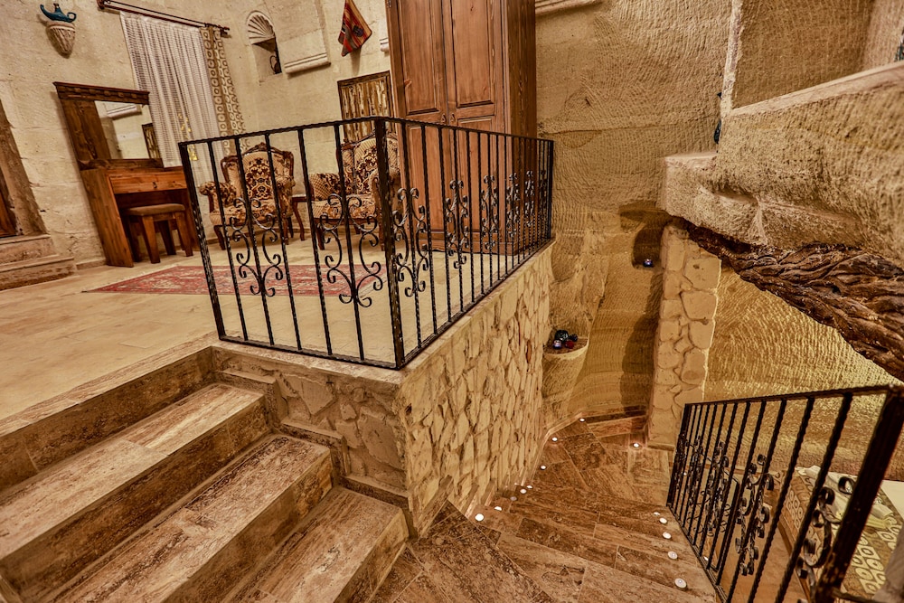 Royal Suite, Jetted Tub (Double) - Photo 21