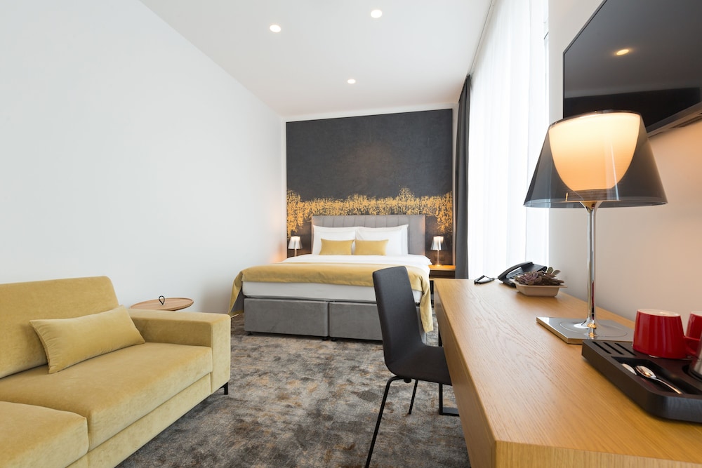 Executive Double Room, Balcony, City View - Photo 3