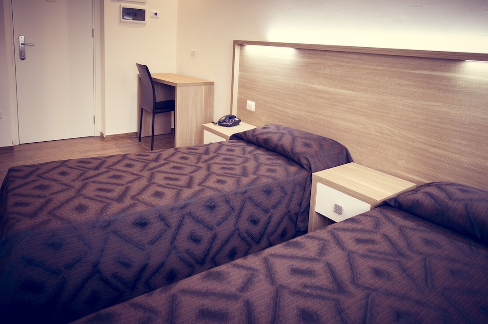 Double or Twin Room - Photo 3
