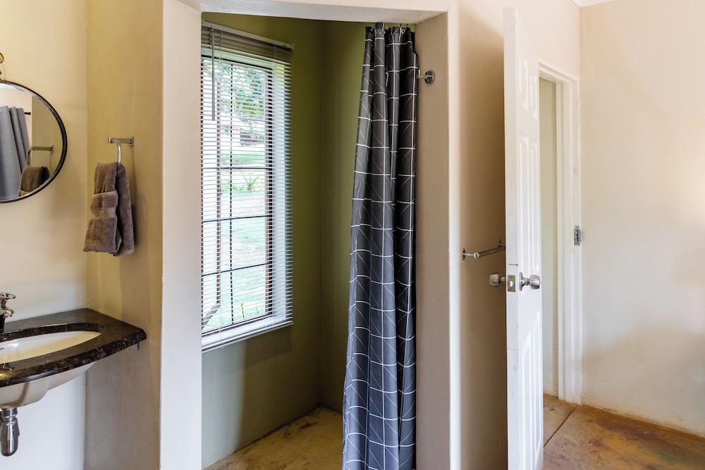 Basic Room, 1 King Bed