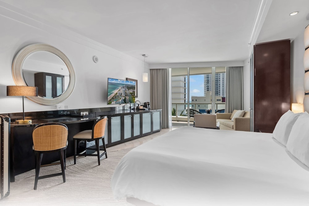 Junior Suite, 1 King Bed with Sofa bed, Balcony, Pool View