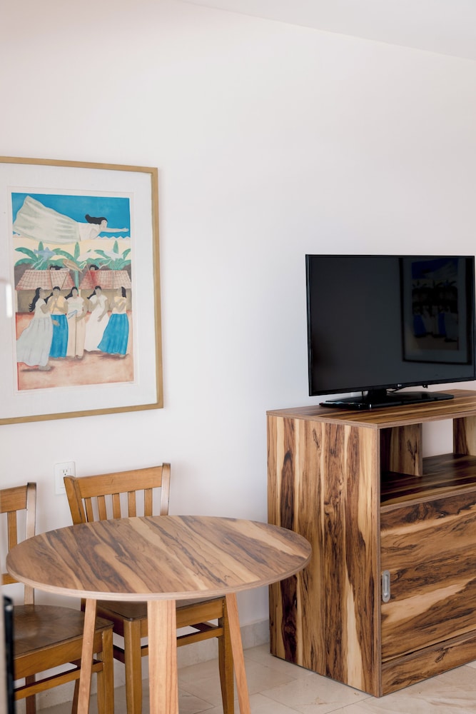 Standard Room, 1 King Bed, Oceanfront photo 3