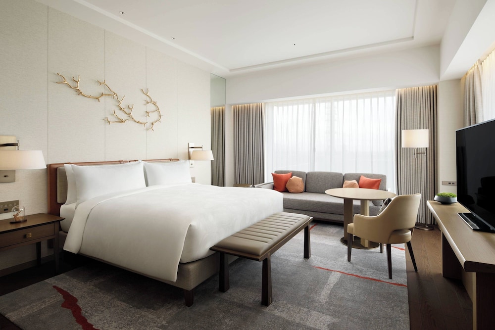Junior Suite, 1 King Bed - Photo 1
