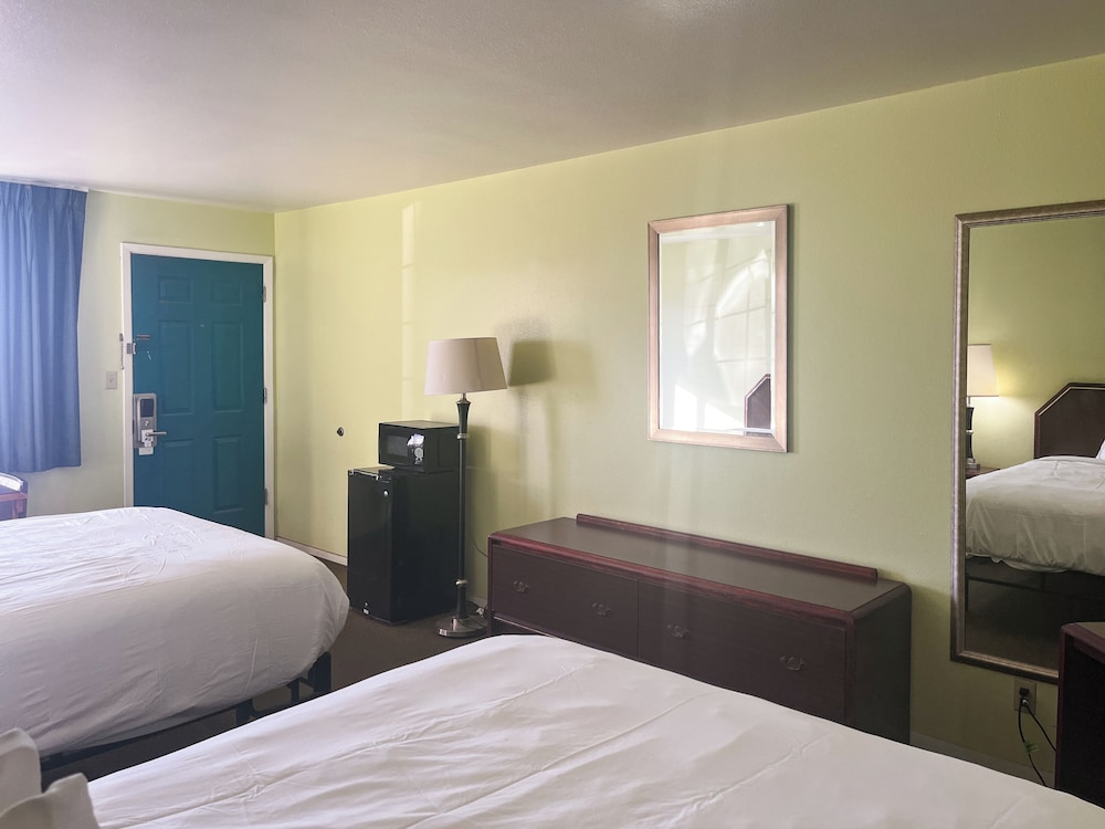 Deluxe Room, 2 Queen Beds, Smoking, Refrigerator & Microwave photo 2