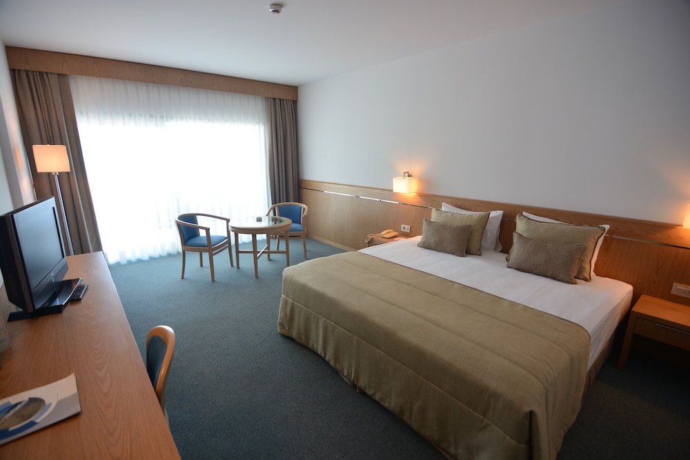 Standard Double or Twin Room, Non Smoking, Partial Sea View