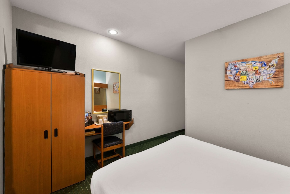 Standard Room, 1 Queen Bed, Non Smoking - Photo 2