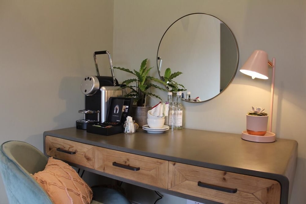 Signature Room, 1 King Bed, Ensuite, Garden View