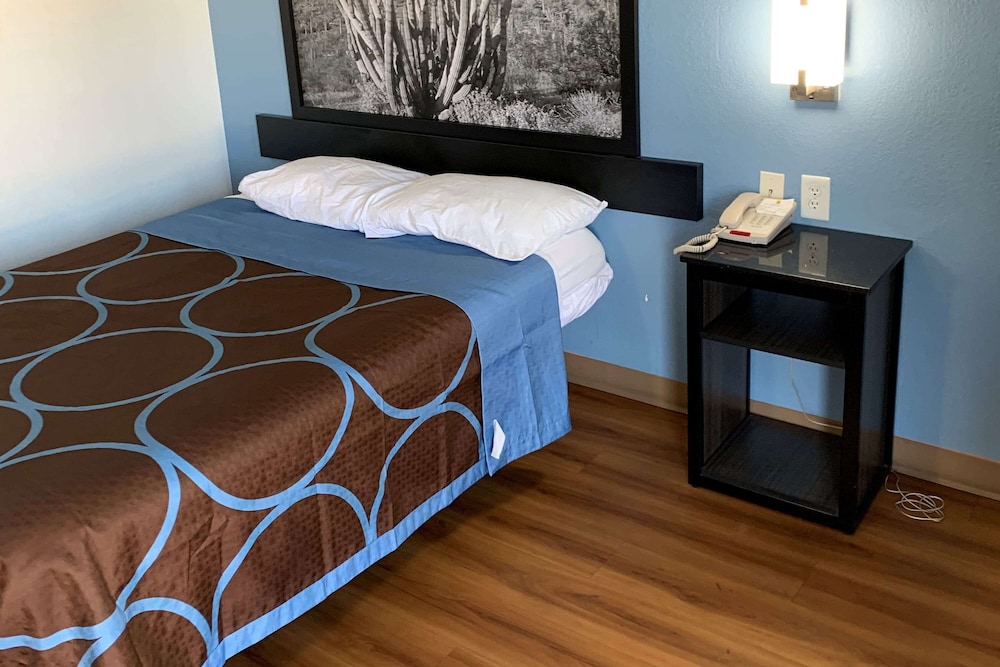 Basic Room, 1 Queen Bed, Non Smoking - Photo 1