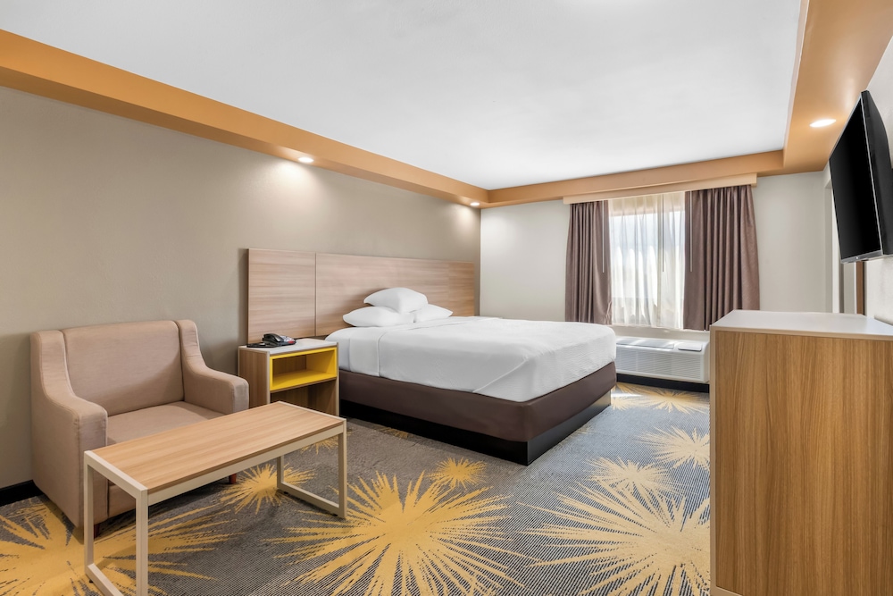 Standard Room, 1 King Bed, Non Smoking - Photo 3