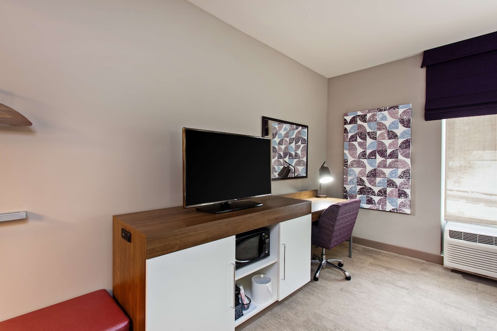 Room, 2 Queen Beds, Accessible, Bathtub photo 2