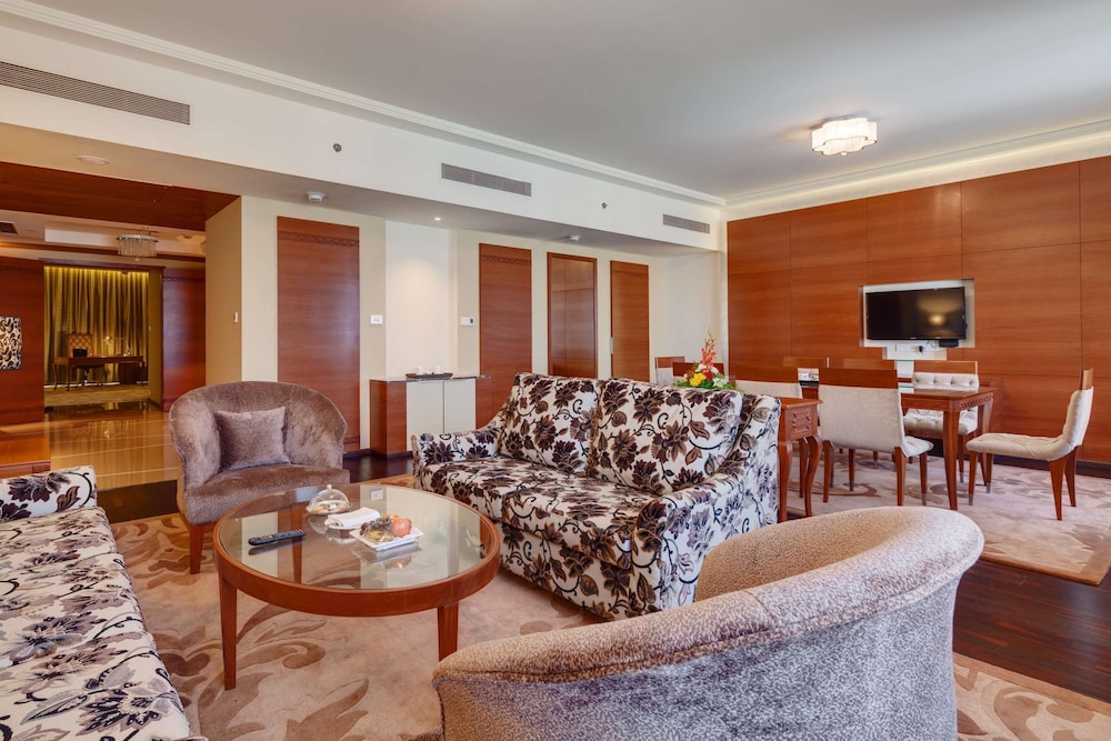 Suite, 1 Double Bed, Pool View