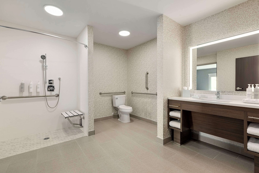 Suite, 2 Queen Beds, Accessible (3x3 Shower) photo 3